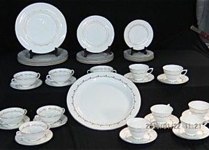 ROYAL DOULTON dining service