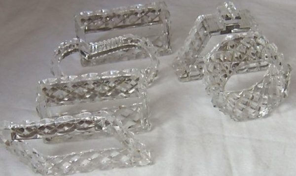 6 CRYSTAL NAPKIN RINGS.